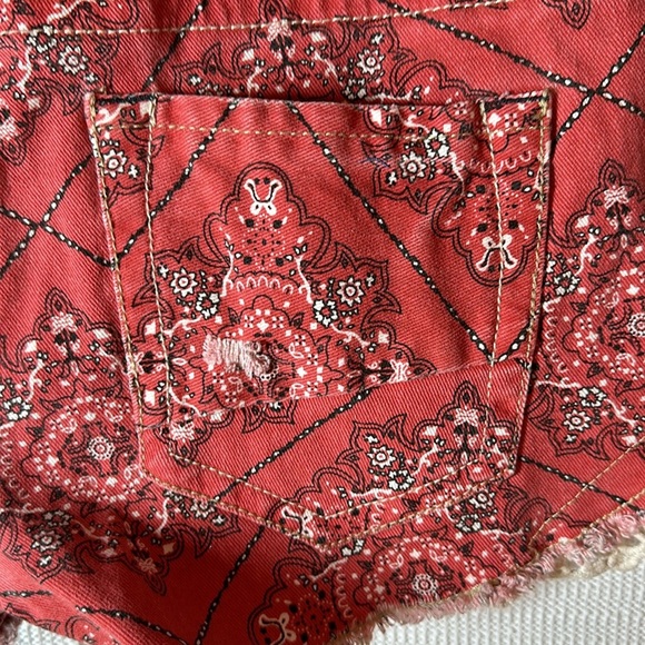 NO BOUNDARIES Red Handkerchief Bandanna Print Denim Lace Boho Jean Shorts Size 7 - Picture 6 of 7